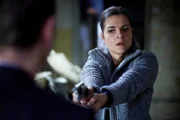 Isabel (Susan Hoecke) konnte die Waffe zwar an sich bringen, schafft es jedoch nicht, abzudrücken...