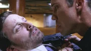 Der korrupten Eddie Ash (Rob Bendict, l.) weiß gar nicht wie ihm geschieht, als Michael (Jeffrey Donovan) zum Angriff übergeht und ihm unterstellt, das FBI informiert zu haben.
