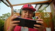Rocco (Hoang Minh Ha) spricht Spanisch mit seinem neuem Freund Ignacio, den er beim Online-Spielen kennengelernt hat.