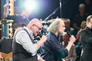 Vorne von links: Hannes Ringlstetter und „Santiano“-Musiker Timsen. Im Hintergrund die „Ringlstetter“-Band.