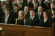 Das CSI-Team (vorne v.l.: Eric Szmanda, Archie Kao, Marg Helgenberger, David Berman, George Eads, Marc Vann, Jorja Fox) nehmen an der Trauerzeremonie für ihren verstorbenen Kollegen Warrick teil.