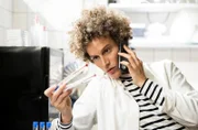 Nadine (Karen Dahmen) informiert Carsten Heinrich telefonisch über Ergebnissen ihrer Blutanalyse.