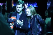 Peter (Joshua Jackson, l.) und Olivia (Anna Torv, r.) wollen Valerie mit Hilfe der Wärmebildkamera ausfindig machen - und tatsächlich, sie erwischen sie ganz knapp, bevor sie mit einem neuen Opfer fliehen kann ...