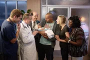 "Scrubs - Die Anfänger", "Mein Baby und sein Baby." Bei Carla haben die Wehen eingesetzt. Während Elliot perfekt vorbereitet ist, stellt sich Kindsvater Turk doch recht schusselig an. Letztlich bleibt sein Arm in der Eismaschine stecken und er droht, die Geburt seines Babys zu verpassen. J.D. und Kim überlegen indes, ob sie einen Schwangerschaftsabbruch durchführen, oder das Kind behalten sollen.Im Bild (v.li.): Ken Jenkins, Kevin West, Donald Faison, Sarah Chalke, Aloma Wright.