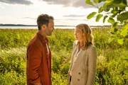 Tilda (Jessica Ginkel) findet, Lasse (Ben Ruedinger) stört. Doch Lasse hat das Anwesen der Rasmussens gekauft. Er darf aber noch nicht einziehen, weil Tilda es für die Genesung ihrer Tochter Milla braucht.
