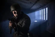 REENACTMENT - Ein deutscher Soldat (gespielt von Gavin Marck) bahnt sich seinen Weg durch ein Haus.