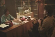 Valerie Niehaus und Max Giermann in einem Reisebüro der DDR.