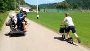 Michael Kessler ist sich für nix zu schade. Kameramann Sören ist natürlich wieder dabei, wenn Kessler den Menschen an der Donau begegnet und mit ihnen über Fluch und Segen dieses Flusses spricht.