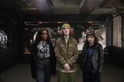 Jack Starbright (Ronke Adekoluejo, l.), Tom (Brenock O'Connor, M.) und Kyra (Marli Siu, r.) bieten dem Department einen Deal an: Informationen zu Scorpia – im Austausch gegen Unterstützung.