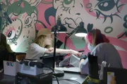 Mascha (li.) besucht einen russischem Beautysalon in Belgrad. Die Stadt hat sich in den letzten Jahren durch den Zuzug von rund 150.000 Russen stark verändert.
