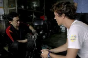 Corentin de Chatelperron (re.) lässt den Motor der „Nomade des Mers“ in einer lokalen Werkstatt in Medan testen. Die gute Nachricht: Lediglich die Batterien waren schwach.