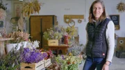 Im Winter verarbeitet Elisabeth Rehrl ihre luftgetrockneten Blumen zu dekorativen Kränzen.