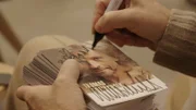 Autogrammstunde beim Windsbacher Knabenchor. Zum Glück hat Thomas Gottschalk so einen dicken Stapel Karten dabei, nach der Session wird er leer sein.