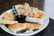 „Fish and Brewis“, ein traditionelles Gericht aus Neufundland, das aus Kabeljau und Zwieback hergestellt wird. „Fish and Brewis“, ein traditionelles Gericht aus Neufundland, das aus Kabeljau und Zwieback hergestellt wird.