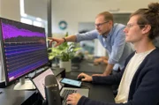App-Entwickler Oliver Piepenstock und Marcus Hott von Noah Labs arbeiten mit Stimmanalysen durch KI.