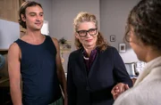 Ivo (Jakob D’Aprile, l.) hat zwei Tage am Stück frei und wie es der Zufall will bekommt er überraschend Besuch von seiner Oma Lana "Baba" Maric (Gabrielle Scharnitzky, m.). Das passt der kränkelnden Sofia (Olivia Papoli-Barawati, r.) gar nicht gut.