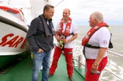 Axel Bulthaupt mit Seenotrettern /  Borkum