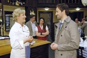Susanne (Heike Jonca, l.), Armin (Rainer Will, 2.v.l.) und Paloma (Maja Maneiro, 2.v.r.) bleibt nichts anderes übrig, als Sommelier Georg (Peter Günther, r.) um Hilfe zu bitten.