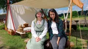 Johanna (l) und Muschda in einem original Wikingerzelt.