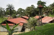 Das protestantische Missionshaus, gegründet durch den Arzt Albert Schweitzer, steht an den mächtigen Ufern des Ogooué.