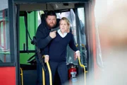 Nach der Flucht aus einem Gefangenentransporter kapern Schwerverbrecher Steffen Müller (Rafael Banasik) mit seinen Mithäftlingen einen Bus. Die Busfahrerin (Anna Bergman) wird bedroht, damit der Bus betankt wird.
