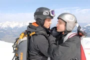 "Soko Kitzbühel", "Kitz-Extrem." Bei einem Qualifikationsbewerb für den Triathlon um die "Kitz-X-Treme-Trophy" verunglückt eine junge Sportlerin tödlich. Für die SOKO Kitzbühel stellt sich bald heraus, dass es kein Unfall, sondern Mord war. In ihrer Trinkflasche wird eine besonders hohe Konzentration eines Muskelrelaxans festgestellt. Während die Qualifikation auf ausdrücklichen Wunsch des Hauptsponsors weitergeführt wird, ermittelt die SOKO im inneren Kreis der Triathleten. Dazu gehören Konrad Schweiger, der Betreuer, der Extremsportler Roland Hagen, seine Schwester Silvia, Hagens Hauptkonkurrent Georg Merle und Nadine Herzog, eine frühere Freundin von Hagen. Ist Doping im Spiel oder gibt es doch ein ganz anderes Mordmotiv?Im Bild (v.li.): Leander Lichti (Roland Hagen), Nils Nellessen (Georg Merle).