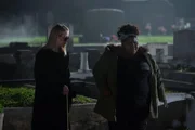 Können Cordelia (Sarah Paulson, l.) und Queenie (Gabourey Sidibe) Misty aus ihrer misslichen Lage retten?