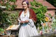 Kräuterfrau Eda (Neshe Demir) in ihrem Garten