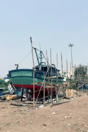 Ein Boot wird am Hafen restauriert.