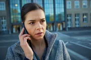 Isabel Frings (Susan Hoecke) hat Hinweise, die den Psychologe Dr. Wenger belasten.
