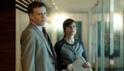 Christy McMarrow (Sarah Quintrell) und Inspector Peter Fielder (William Houston) bei den Ermittlungen.