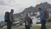 Franz Schaffner (links), Ehrenamtlicher Pfleger des Chiemgaukreuzes, Moderatorin Claudia Pupeter (Mitte) und Thomas Bucher (rechts), Ressortleiter Öffentlichkeitsarbeit Deutscher Alpenverein, vor dem Aufstieg zum Gipfelkreuz auf dem Ostgipfel der Kampenwand im Chiemgau.