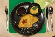 Vegane Crêpes Suzette mit Mango-Sorbet und Schokoladensauce; Tagesmotto: "Kulinarische Namensgeber" von Vishwatha "Vishi" Parameswaran.