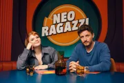 Sophie Passmann und Tommi Schmitt am Tisch ihrer Talkshow "Neo Ragazzi"