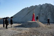 Warum müssen Zoe (Taissa Farmiga, l.), Queenie (Gabourey Sidibe, 2.v.l.) und Cordelia (Sarah Paulson, 3.v.l.) erneut Abschied von Myrtle (Frances Conroy, 3.v.r.) nehmen?