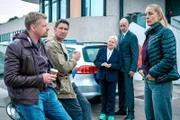 v.li.: Max Herzog (Martin Gruber), Klaus Lechner (Andreas Kiendl), Henriette Wolf (Brigitte Kren), Dr. Seiler (Paul Matic), Penny Lanz (Lilian Klebow)