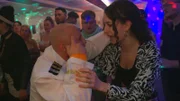 Verkatert stürzt sich Krätze mit Espresso-Grappa ins nächste Party-Abenteuer. Vollkommen betrunken liefert er eine peinliche Show - bis sein Körper streikt. Amelie greift ein und filmt, wie er sich übergibt. Wird das Video Folgen haben?