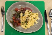 Italienisches Duo: Fettuccine Alfredo und karamellisiertes Carpaccio mit Buttersauce, confierten Tomaten, frittiertem Rucola, knusprigen Kapern und gerösteten Pinienkernen; Tagesmotto: "Kulinarische Namensgeber" von Melina Gross