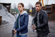 Jenny (Katrin Heß) und Alex (Vinzenz Kiefer) gehen Hinweisen auf einem Schrottplatz nach und entdecken geschockt eine Leiche - handelt es sich um Semir?