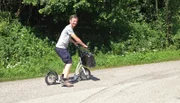 Michael Kessler geht in diesem Sommer auf seine achte Expedition für den Rundfunk Berlin Brandenburg (rbb)! Er folgt er dem Lauf der Donau stromaufwärts von der österreichischen Hauptstadt Wien durch die bayerischen Donautäler und den Schwarzwald bis zur Quelle in Donaueschingen. 14 Tage ist er mit wechselnden Transportmitteln unterwegs, auf dem Radwanderweg oder eben auf dem Wasser. Er reist mit Booten und Schiffen, mit einem Tretroller und einem Seniorenmobil – was immer die Expedition von ihm verlangt, Michael Kessler ist sich für nix zu schade.