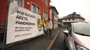 Nordhalben an der bayrisch-thüringischen Grenze hat mit Bevölkerungsrückgang, Leerstand und leeren Gemeindekassen zu kämpfen. Doch Fabian (27) und die Bürgerschaft kämpfen dagegen mit vielen kreativen Ideen.