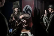 REENACTMENT - Der Gefreite Leo Major stürmt in den Raum im Erdgeschoss und überrascht vier deutsche Soldaten. Darsteller L-R: Eddie Canelea und Nathan Plumite.