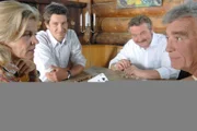 Es ist eine illustre Pokerrunde, zu der Poker-Profi Gerd Schneider in sein Kitzbüheler Haus geladen hat. Am Tisch sitzen der Arzt Dr. Thomas Wagenbach, der Versicherungsmakler Bernhard Nissl und Walter Wegmann, ein Maschinenhändler aus Kirchberg, dessen Spielsucht vor einigen Jahren den Betrieb beinahe zugrunde gerichtet hätte. An diesem Nachmittag gewinnt Wegmann eine hohe Summe - und wird auf dem Heimweg ermordet. Die Mitglieder der Pokerrunde beschuldigen sich alle gegenseitig - immerhin hat jeder von ihnen viel Geld an Wegmann verloren. Aber auch die Ehefrau des Opfers, Brigitte Wegmann und ihr Vater Johannes Gerber, ein Vermögens- und Anlageberater, sind nicht unverdächtig, hätte Wegmann doch fast die gesamte Familie ruiniert.