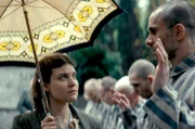 In der zweiten Folge der dokumentarischen Drama-Serie sucht Hedwig Höß (Lara Mandoki) einen Gärtner die Außenanlage ihrer Villa, die an die neue Wirkungsstätte ihres Mannes angrenzt. Dieser leitet das KZ Auschwitz.