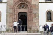 Pfarrer Philipp begrüßt die Besucher des Gottesdienstes im rheinland-pfälzischen Waldfischbach-Burgalben.