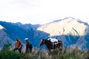 Hazen und sein Coya-Begleiter wandern an den Ausläufern der Anden entlang, mit den Andenbergen im Hintergrund. (National Geographic/George Watts)