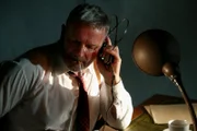 REENACTMENT - Ein Funker arbeitet an seinem Schreibtisch (Curiosity Stream/Simon Harries)