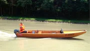 rbb Fernsehen KESSLERS EXPEDITION, "Mit dem Roller an der Donau, Teil 4", am Freitag um 21:00 Uhr. Michael Kessler geht in diesem Sommer auf seine achte Expedition für den Rundfunk Berlin Brandenburg (rbb)! Er folgt er dem Lauf der Donau stromaufwärts von der österreichischen Hauptstadt Wien durch die bayerischen Donautäler und den Schwarzwald bis zur Quelle in Donaueschingen. 14 Tage ist er mit wechselnden Transportmitteln unterwegs, auf dem Radwanderweg oder eben auf dem Wasser. Er reist mit Booten und Schiffen, mit einem Tretroller und einem Seniorenmobil – was immer die Expedition von ihm verlangt, Michael Kessler ist sich für nix zu schade.