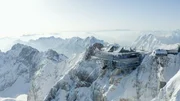 Mit der Luftseilbahn auf Deutschlands höchsten Berg. Die Seilbahn Zugspitze überwindet 1945 Höhenmeter und hat eine Gesamtlänge von 4.467 Metern.