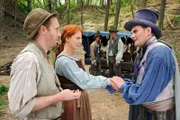 Stiefmutter (Elisabeth Brück) und Vater (Johann von Bülo) feilschen mit Dagobert, dem Holzhändler (Devid Stiesow, re.) um Essen.